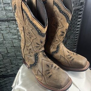 Laredo BOUQUET LIKE NEW 7.5